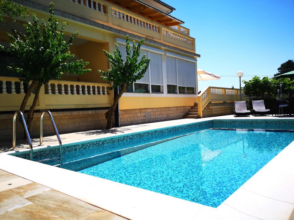 Apartments With A Swimming Pool Banjol, Rab - 11382 Luaran gambar