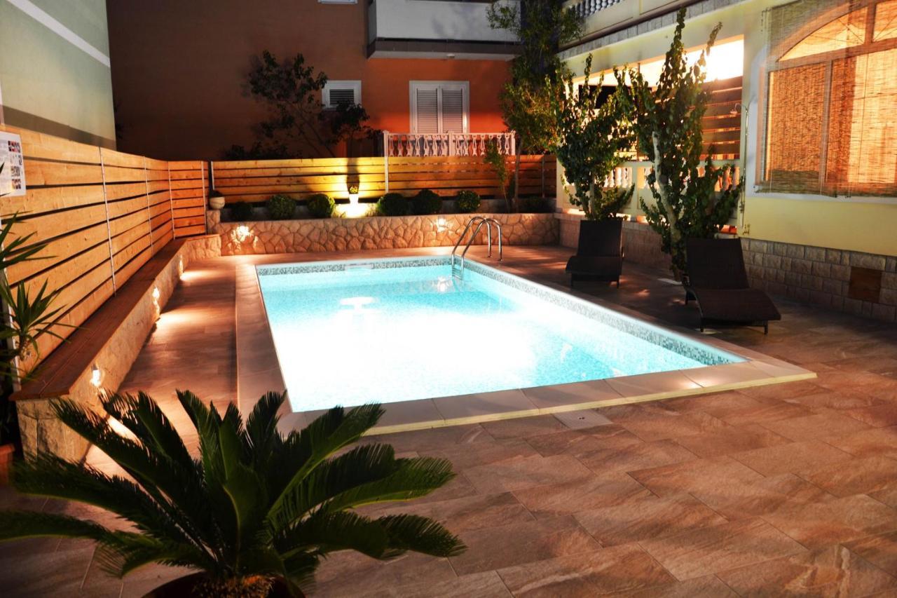 Apartments With A Swimming Pool Banjol, Rab - 11382 Luaran gambar