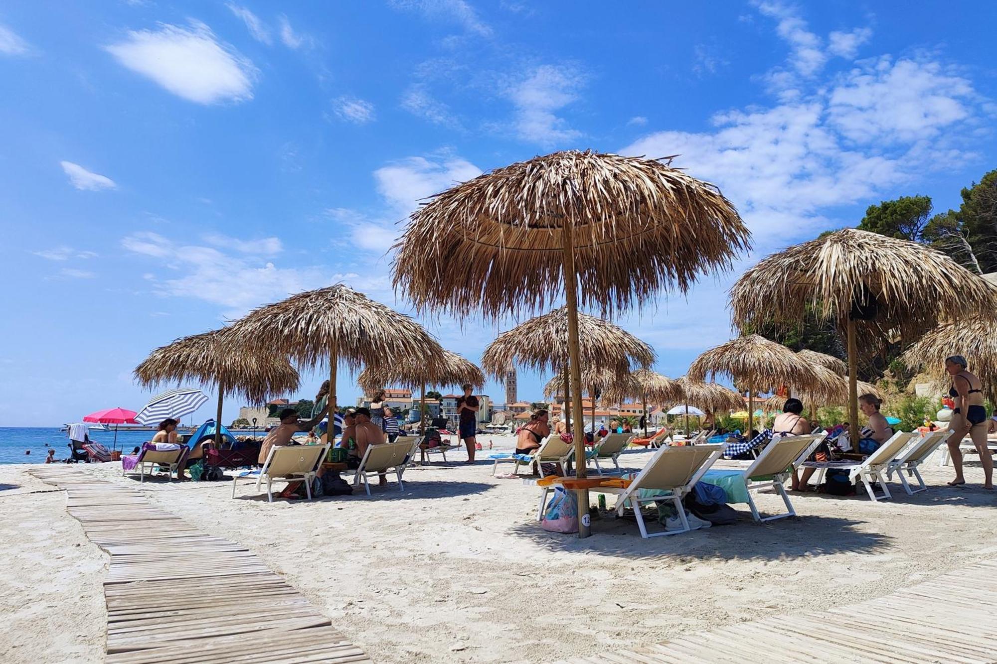 Apartments With A Swimming Pool Banjol, Rab - 11382 Luaran gambar